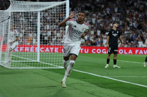 El delantero del Real Madrid, Kylian Mbappé, celebra su tercer gol en el partido ante Real Sociedad. Foto: EFE