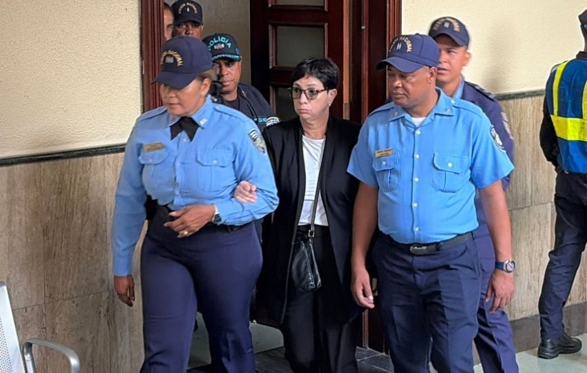 Policías custodian a Maribel Espaillat. Foto: EFE
