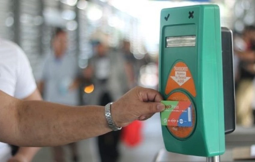 Los usuarios deben asegurar su recarga para poder usar el servicio de transporte de mibus y el metro. Foto: Archivo.