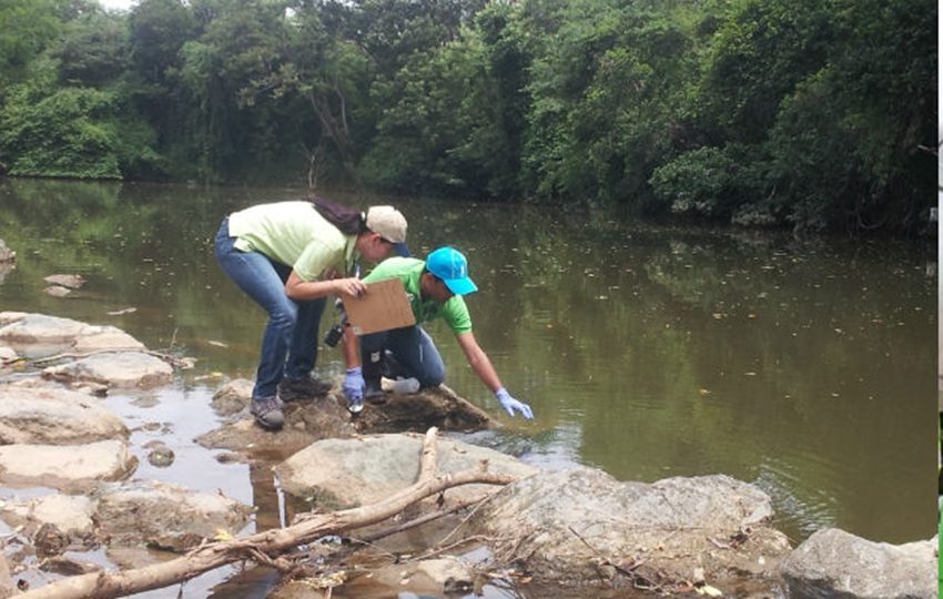 El agua del río La Villa sigue sin ser apta para el consumo humano. Foto: Cortesía