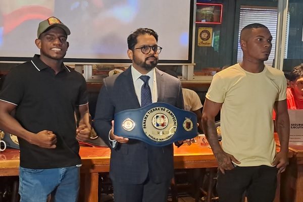 Olando 'Virus' Mosquera (der.)  terminó con el invicto de Jonathan Miniel (izq.) y se llevó el título welter.