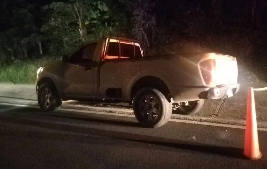 Pickup blanco usado para desplazarse por la deteriorada carretera que conduce a Tambo. 