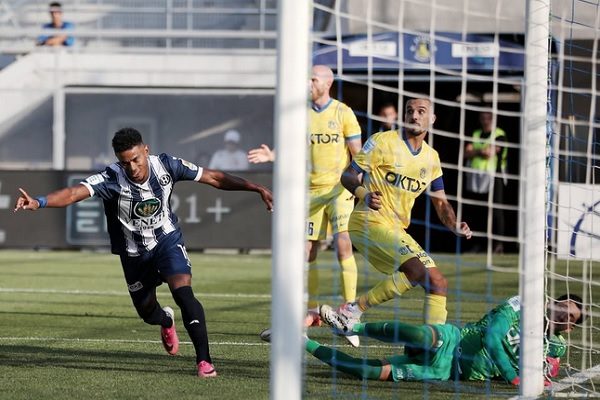 Édgar Yoel Bárcenas festeja su primer gol en el fútbol de Grecia. Foto: @yobar23