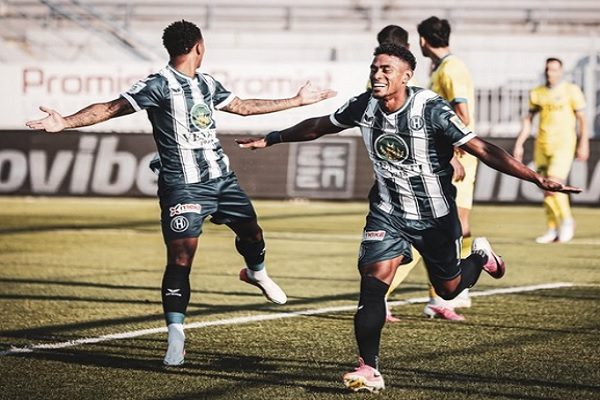 Édgar Yoel Bárcenas festeja su primer gol en el fútbol de Grecia. Foto: @yobar23