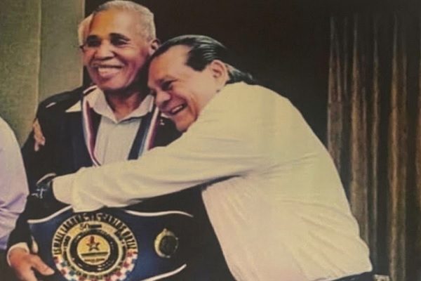 Ismael Laguna junto a Roberto Durán. Foto: @robertoduranbox