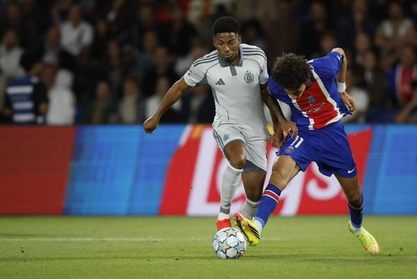El panameño César Blackman, del Bratislava, disputa el balón ante Akliouche del PSG. Foto: EFE. EFE