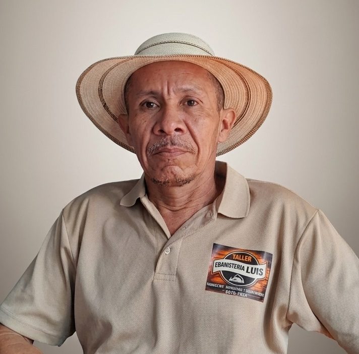 El señor Ángel cuenta con más de 15 años de experiencia realizando trabajos de ebanistería desde La Pintada.  Foto: Cortesía