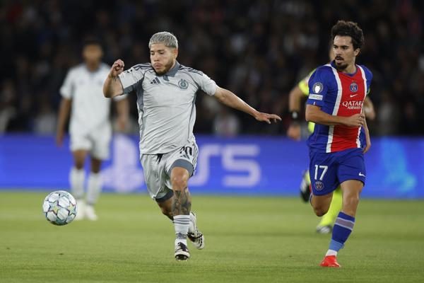 El panameño Cristian Martínez del Slovan, disputa el balón ante Vitinha del PSG. Foto: EFE
