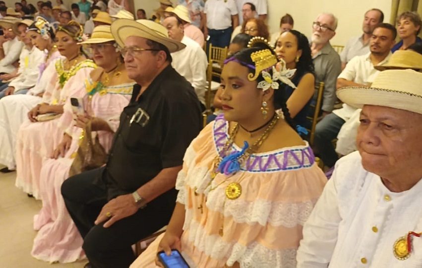 Entre estas piezas sobresalen vestimentas antiguas, muchas de ellas desconocidas para el público, pero que conservan una extraordinaria belleza. Foto. Melquíades Vásquez