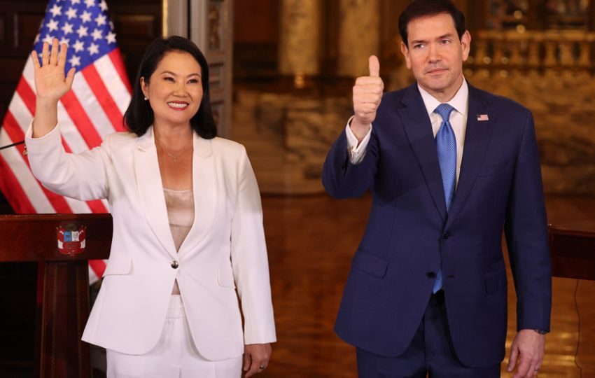 La presidenta de Perú, Keiko Fujimori (i), saluda junto al secretario de Estado de Estados Unidos, Marco Rubio. Foto: EFE