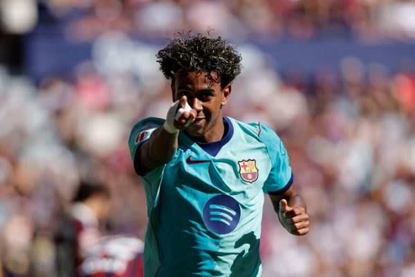 Yamal festeja uno de sus goles ante  Levante. Foto: EFE