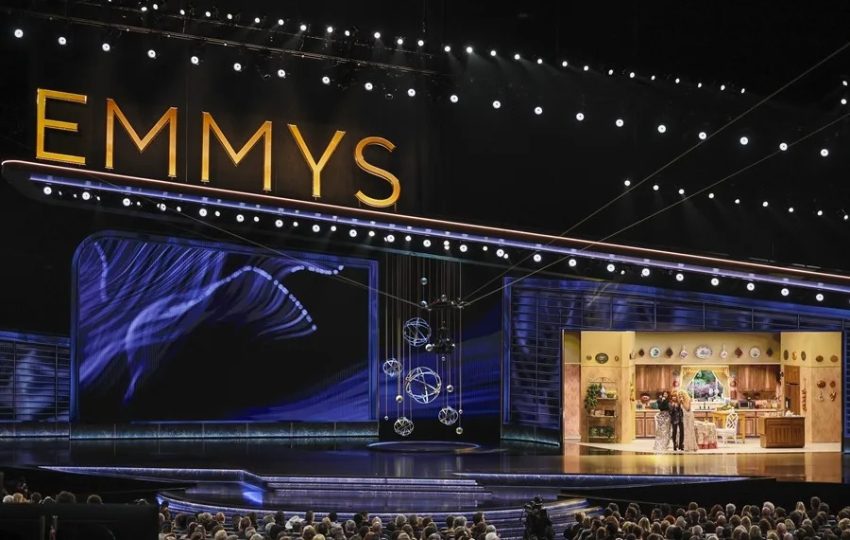 Escenario de los Premios Emmy 2025. Foto: EFE / Allison Dinner
