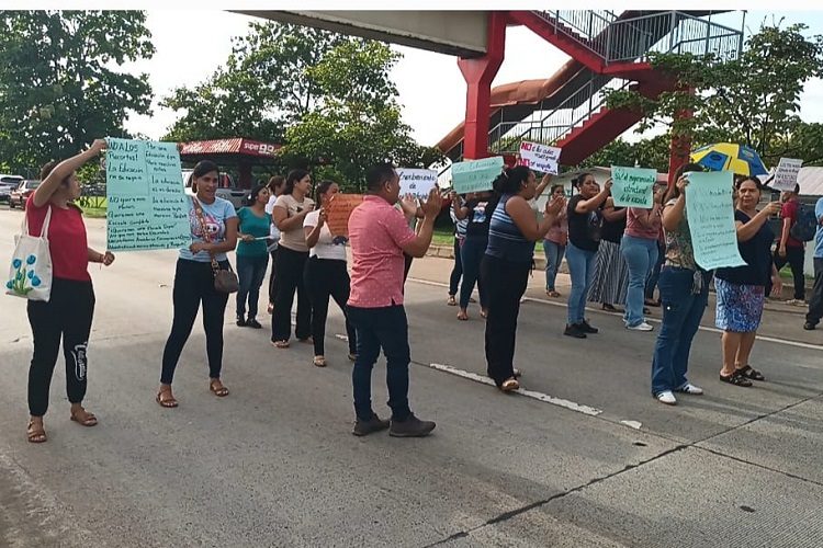 La protesta provocó severas afectaciones al tránsito por la carretera Interamericana, mientras los manifestantes exigían la presencia de la directora regional de Educación, María Pimentel. Foto. Melquíades Vásquez