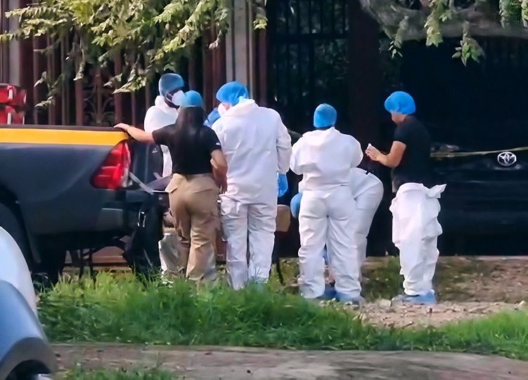 Las autoridades acordonaron el área y comenzaron las labores para levantar evidencias y establecer lo sucedido dentro del inmueble. 