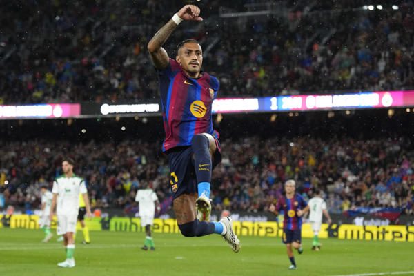 El delantero brasileño del Raphinha celebra uno de sus goles ante el Racing de Santander. Foto: EFE