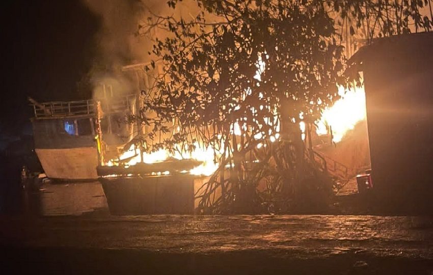 Las autoridades iniciaron las investigaciones para determinar las causas del fuego y esclarecer las circunstancias del suceso.