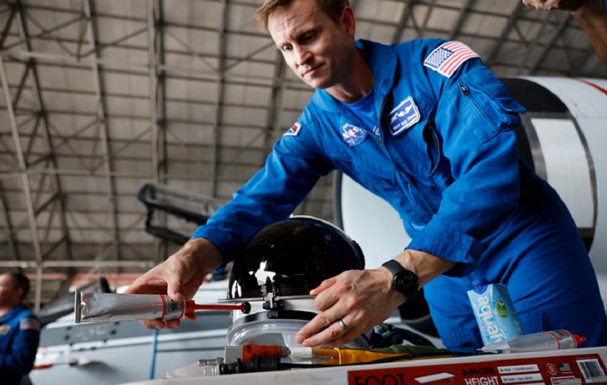 El operador de equipos de sensores en el Centro Espacial Johnson de la NASA, Cary Klemm. EFE