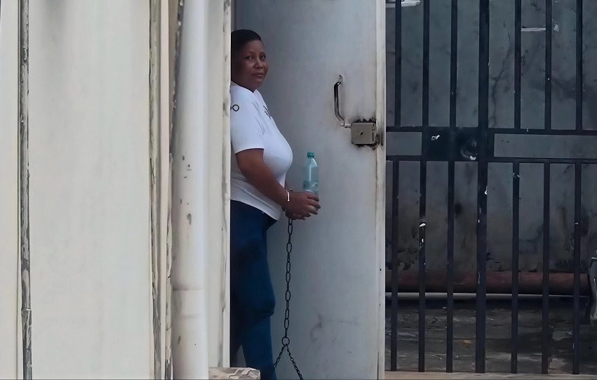 Al finalizar la audiencia, la abogada defensora Suky Yard calificó la diligencia como compleja debido a las circunstancias que han rodeado la vida de los menores. Foto. Thays Domínguez