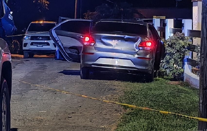 Tras el reporte, la Policía Nacional ubicó el vehículo Kia Rio de color gris, con matrícula EU2030, en el que se trasladaba la víctima al ingresar al poblado de La Mitra.