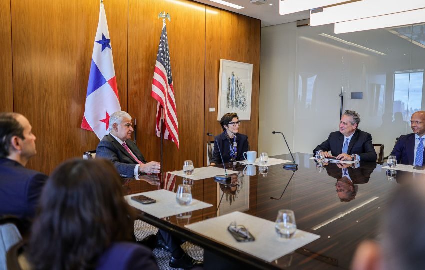 El presidente José Raúl Mulino y la CEO de Jane Fraser conversaron sobre las obras impulsadas por el gobierno. Foto: Cortesía