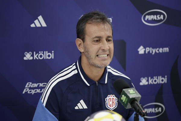 El argentino Fernando Batista dirige a Costa Rica. Foto:EFE