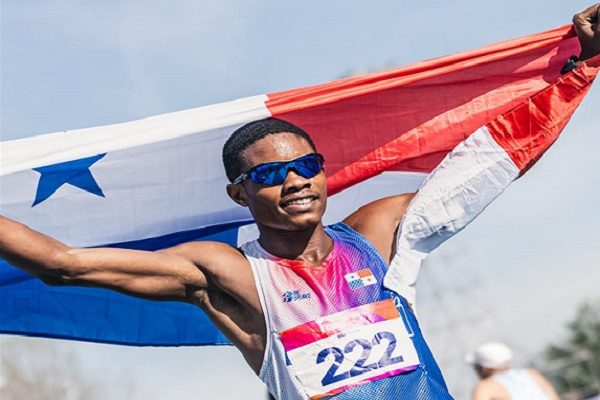 Chamar Chambers festeja con la bandera de Panamá. Foto: COP