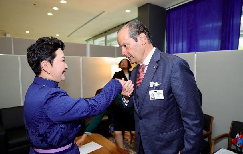 El canciller Javier Martínez Acha  y su homóloga de Mongolia,  Batmunkh Battsetseg. Foto: Cortesía
