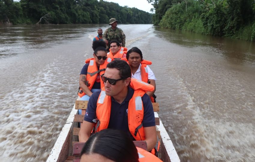 El embajador del Reino Unido en Panamá, Greg Houston, realizó una gira en Darién. Foto: Cortesía