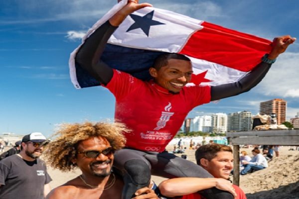 Edwin Núñez io oro a Panamá en el surf. Foto: COP