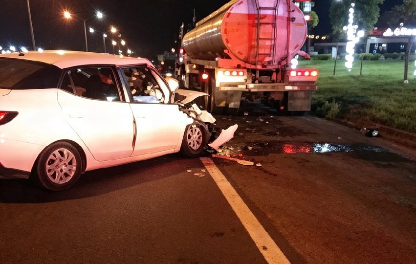 El camión articulado se encontraba estacionado sobre el área de descanso de la vía, próximo a una estación de combustible. Foto. Eric Montenegro