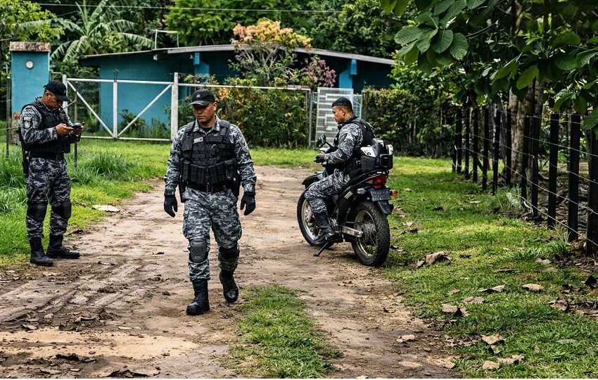 La Policía Nacional también ubicó en el sitio a varias personas, quienes informaron que dos hombres armados y encapuchados se habían internado en un área boscosa cercana.