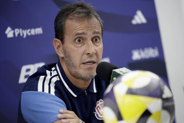 Fernando 'Bocha Batista' técnico de Costa Rica. Foto: EFE
