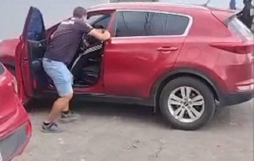 De regreso a la escuela, la mujer enfrentó al docente y lo golpeó con el bate en las piernas y brazos. Al intentar escapar en su vehículo, un hombre intervino, le propinó varios golpes.