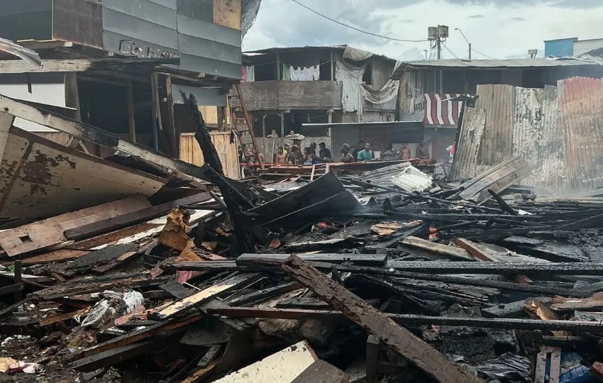 El incendio consumió la barraca. Foto: Cuerpo de Bomberos