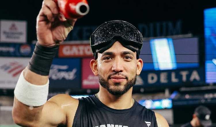 El panameño José 'Chema' Caballero festeja  la clasificación de los Yankees a la Serie Divisional. Foto: Instagram