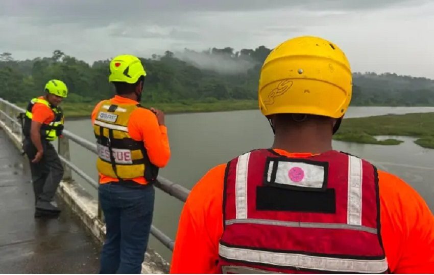 Las autoridades desplegaron equipos especializados para localizarlos y, durante la madrugada, lograron ubicar los cuerpos. Foto. Sinaproc