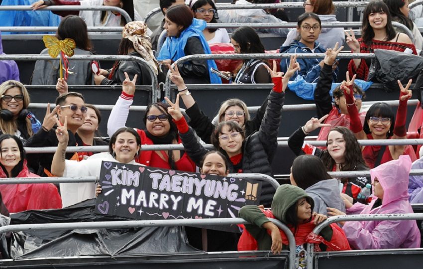 Personas posan este viernes, previo al concierto de la banda surcoreana BTS, en Bogotá (Colombia).  Foto: EFE
