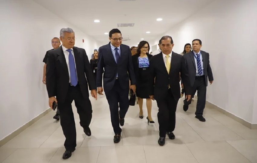 Firman  convenio de colaboración para implementar el "Programa de Aulas de Atención Hospitalaria". Foto: CSS