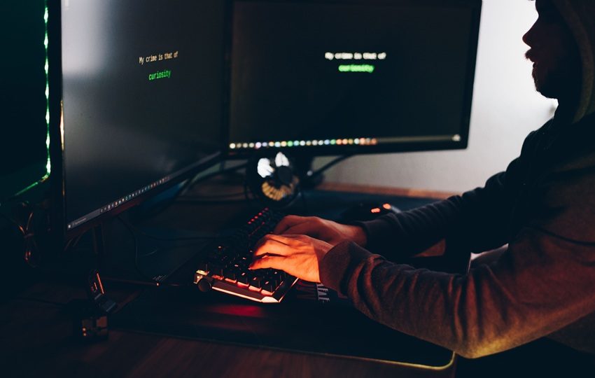 La amenaza adquiere una dimensión adicional cuando el computador también se utiliza para trabajar. Foto: Pexels