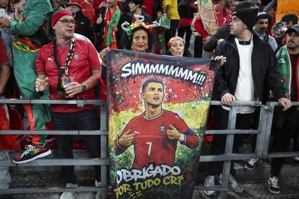 Aficionados da muestra de agradecimiento a Cristiano Ronaldo. Foto: EFE