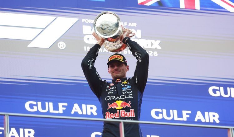  El piloto neerlandés Max Verstappen, celebra su victoria en el Gran Premio de Baréin. Foto:EFE