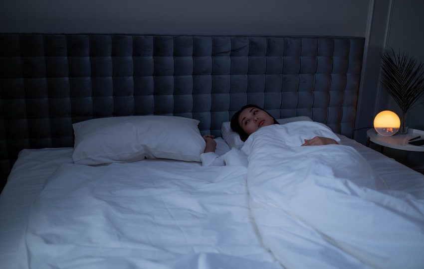La reestructuración de la rutina diaria y del entorno del dormitorio es el primer paso recomendado por los profesionales de la salud para tratar los trastornos del descanso. Foto: Pexels