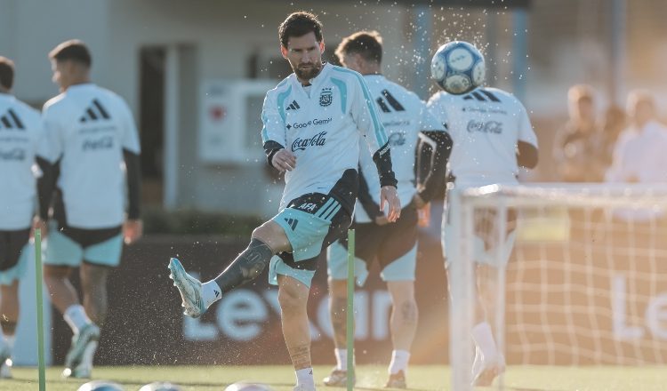 Lionel Messi durante los entrenamientos de la selección de Argentina. Foto: EFE