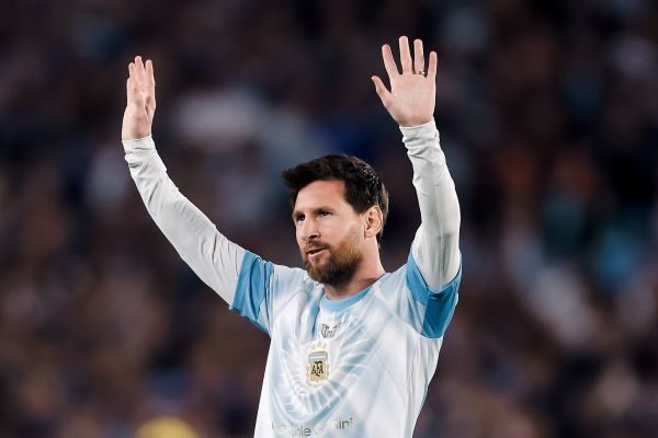Lionel Messi agradece a la afición en el Estadio Monumental. Foto: EFE