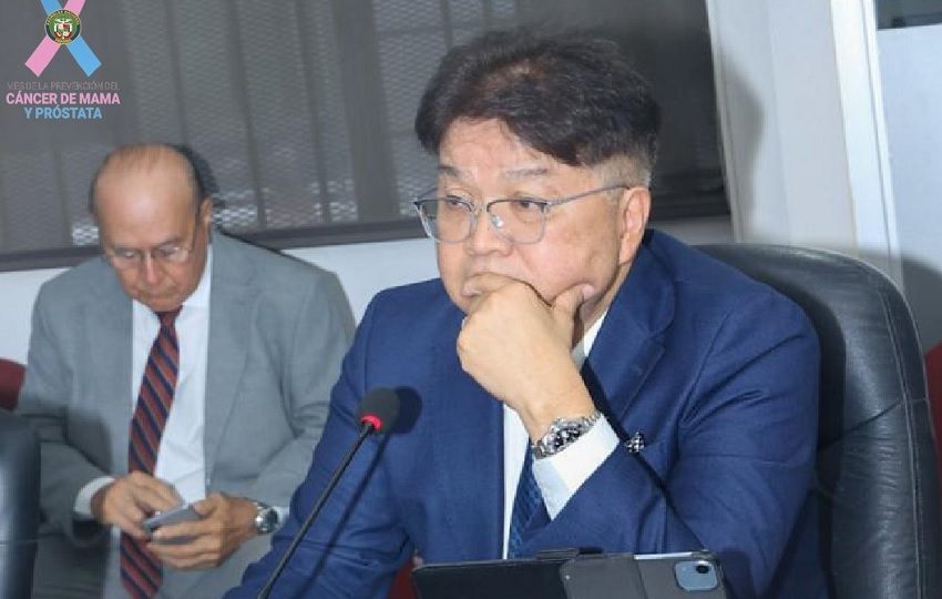 Milton Ayón Wong visitó la Comisión de Presupuesto este martes. Foto: Cortesía