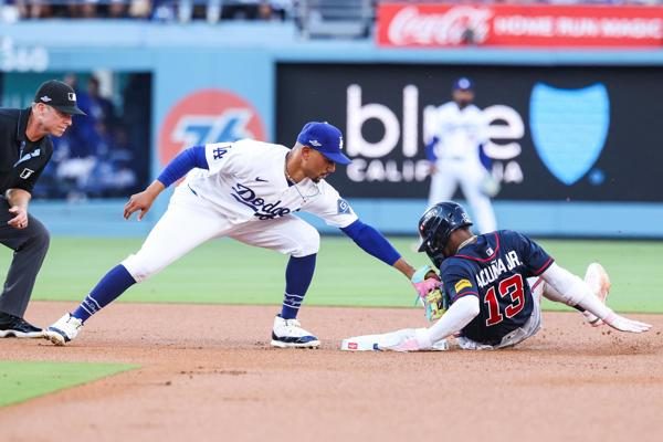 Mookie Betts de los Dodgers (izq.) y Ronald Acuña Jr. de los Bravos. Foto: EFE