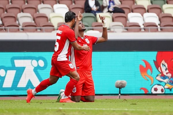  Josué Vergara se arrodilla y festeja su gol ante Ecuador. Foto: FPF