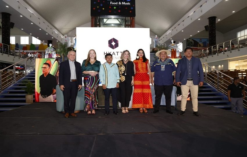 La foto oficial de los panelistas y organizadores del evento. Foto: Cortesía.