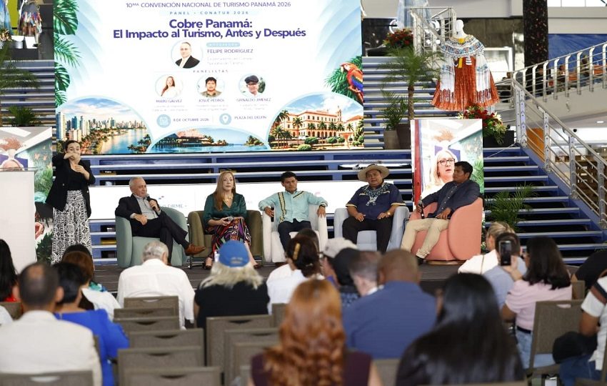 Maru Gálvez, gerente de Relaciones Públicas de Cobre Panamá junto al grupo de panelistas presentaron la iniciativa Klosay. Foto: Cortesía