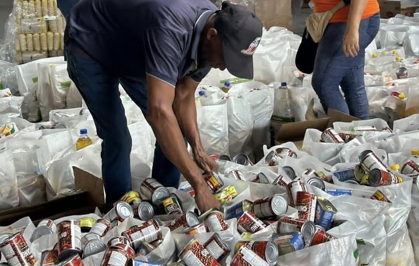 Diversas instituciones ayudan para que las bolsas lleguen a los afectados. Foto: Cortesía 